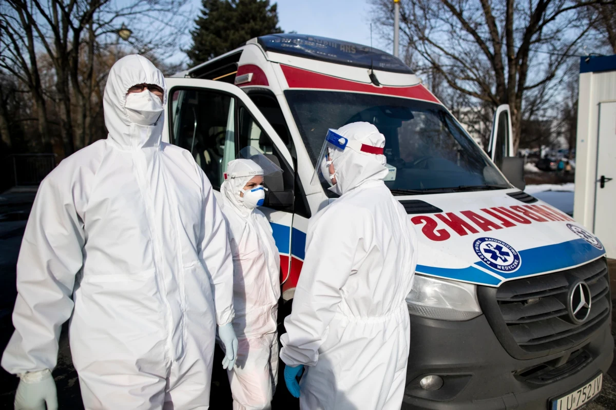 W ciągu ostatniej doby odnotowano w Polsce 20 870 tysięcy nowych zakażeń koronawirusem. Dla porównania - tydzień temu odnotowano ich 16 740. Zmarło 461 pacjentów z Covid-19. Zajętych jest ponad 3 tysiące respiratorów i ponad 31 tys. łóżek covidowych. 