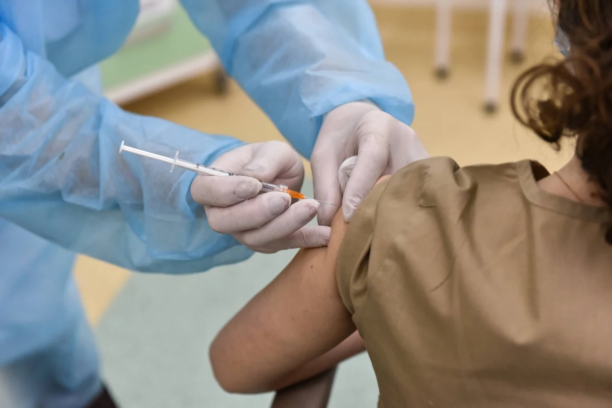 Odejście od szczepień konkretnych grup i uruchomienie szczepień masowych - to spodziewane zmiany w programie szczepień w drugim kwartale tego roku. Dziś po południu oficjalnie mają je przedstawić premier Mateusz Morawiecki i pełnomocnik rządu ds. szczepień minister Michał Dworczyk. Ich wspólną konferencję zaplanowano na godz. 15. Będzie ją można obejrzeć na naszej stronie. 