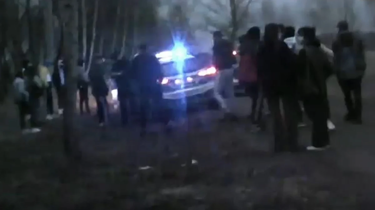 Mandatów lub nawet sprawy w sądzie mogą spodziewać się uczestnicy hucznej imprezy urodzinowej w Dąbrowie Górniczej. 18. urodziny koleżanki świętowało tam – mimo lockdownu – ponad 100 nastolatków. Śląska policja opublikowała właśnie nagranie wideo z interwencji nad zalewem Pogoria.