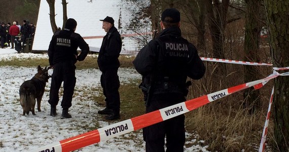 Zwłoki młodej kobiety znaleziono w poniedziałek w samochodzie zaparkowanym na przyszpitalnym parkingu w Bogatyni (Dolnośląskie). Okoliczności jej śmierci wyjaśnia prokuratura. Według wstępnych ustaleń, 33-latka prawdopodobnie przyjechała do szpitala, żeby zrobić test na koronawirusa.