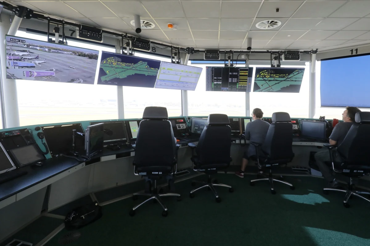 Przewodniczący Związku Zawodowego Kontrolerów Ruchu Lotniczego, który wczoraj po południu mailem został poinformowany o zwolnieniu dyscyplinarnym, w RMF FM zapowiada odwołanie do sądu pracy. Jego zdaniem Polska Agencja Żeglugi Powietrznej złamała prawo i nie dochowała procedur wynikających z ustawy o związkach zawodowych. Oprócz niego PAŻP zwolniła jeszcze dwóch związkowców. 