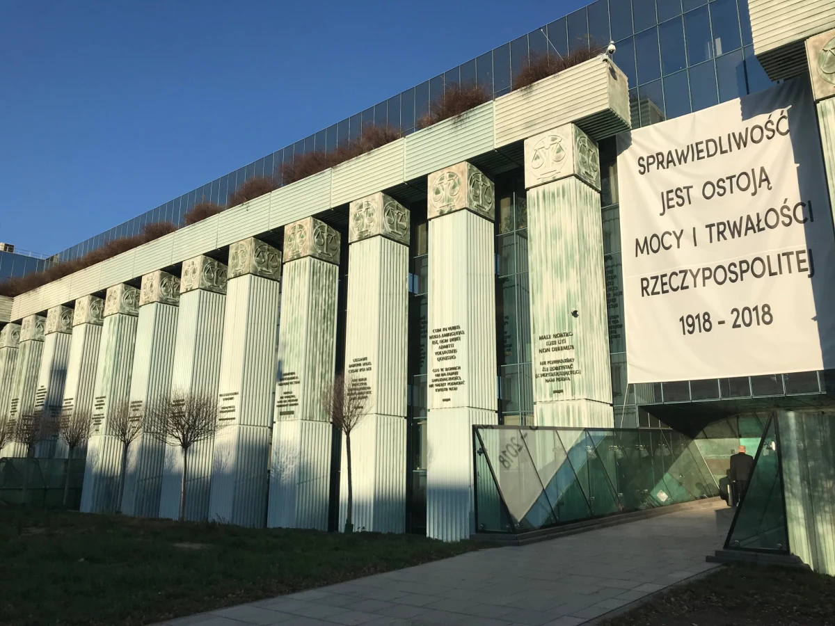 Sejm odrzucił senackie poprawki zakładające wykreślenie zapisów nowelizacji ustawy o Sądzie Najwyższym, które nie odnoszą się do dłuższego terminu na wnoszenie skarg nadzwyczajnych. Posłowie przyjęli za to poprawkę dodatkowo wydłużającą termin dla tych skarg.