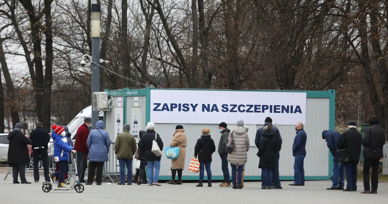 Kolejka do zapisów na szczepienia w Warszawie