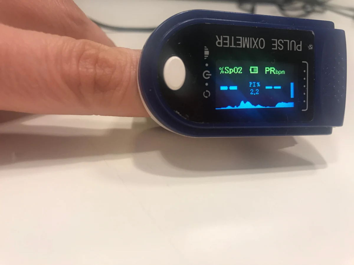 „Niski poziom saturacji”, słowa te na pewno słyszeliście oglądając jakiekolwiek medyczne seriale, w których lekarze z izby przyjęć, podczas dynamicznie zmieniającej się akcji, przerzucają się enigmatycznie brzmiącymi liczbami. Obok temperatury ciała, ciśnienia krwi, pulsu i częstotliwości oddechu, saturacja jest jednym z parametrów życiowych. Jej poziom mówi lekarzowi, czy pacjent może cierpieć na niedotlenienie organizmu. 