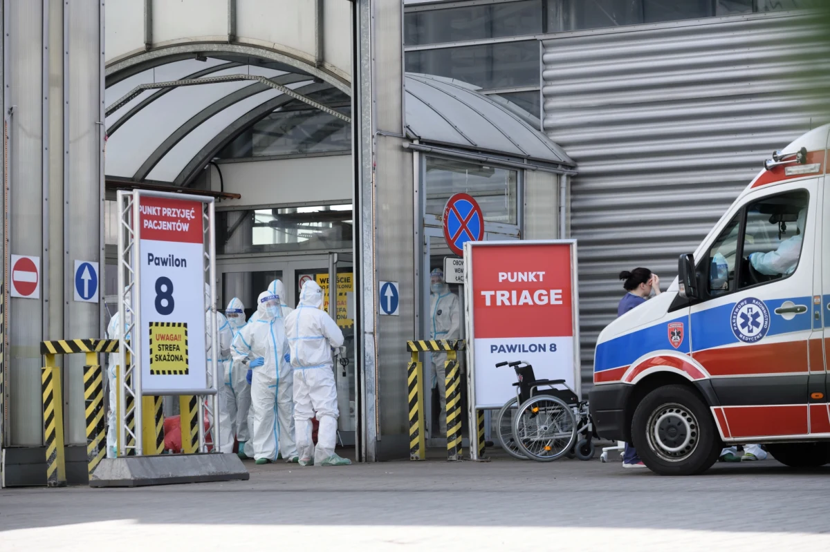 Łącznie trzy komisje powołane przez wojewodę i Uniwersytet Medyczny w Poznaniu będą wyjaśniać przyczyny braku tlenu w szpitalu tymczasowym w stolicy Wielkopolski. We wtorek przed południem z tego powodu konieczna była ewakuacja kilkunastu pacjentów. W placówce zmarło w tym dniu łącznie sześcioro pacjentów. Jedna z komisji wyjaśnia, czy mógł się do tego przyczynić brak dostawy tlenu na czas - informuje reporter RMF FM Mateusz Chłystun. Wojewoda zawiadomił w tej sprawie też prokuraturę. 
