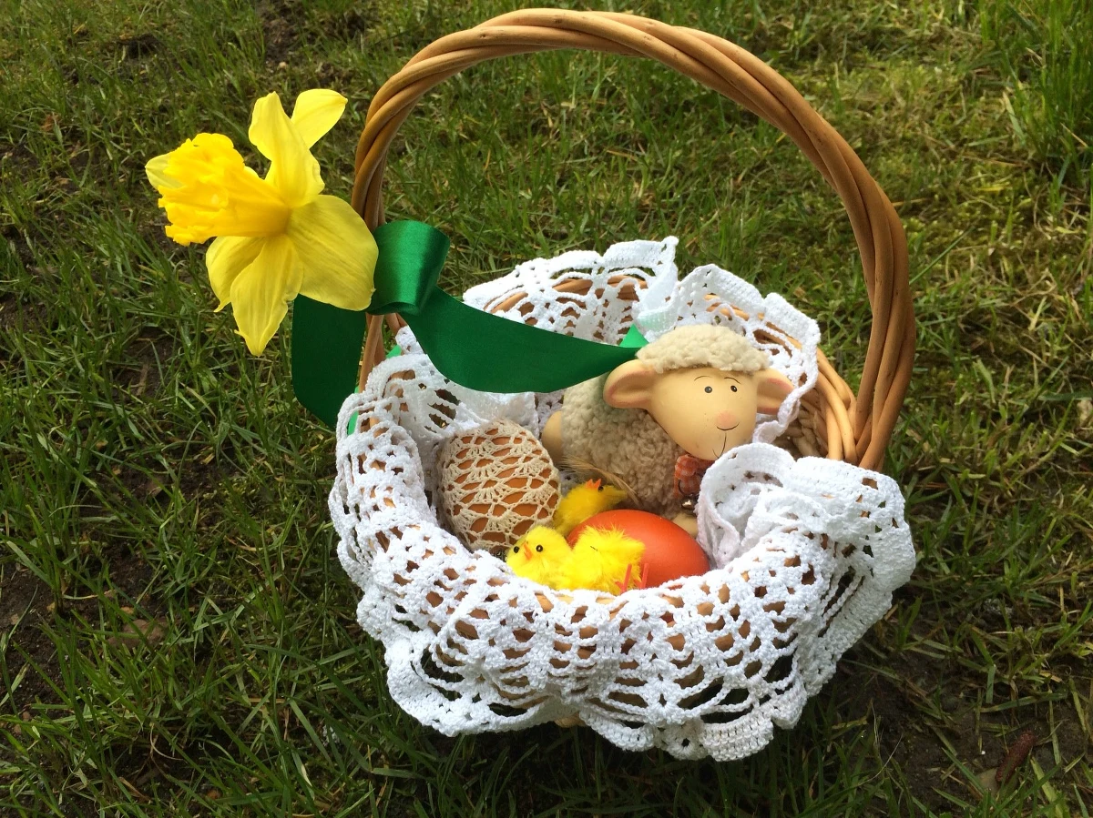 Ze względu na obowiązujące restrykcje, które dotyczą liczby wiernych w kościołach, w tym roku święcenie wielkanocnych pokarmów w niektórych diecezjach będzie w ograniczonej formie, a w niektórych nie odbędzie się wcale. Bez względu na to, czy będziemy mieć możliwość w Wielką Sobotę wybrać się do kościoła z koszyczkiem czy nie, biskupi i księża zachęcają, by w Niedzielę Zmartwychwstania, przed uroczystym śniadaniem, pomodlić się z domownikami i pobłogosławić pokarmy w ramach domowej liturgii.