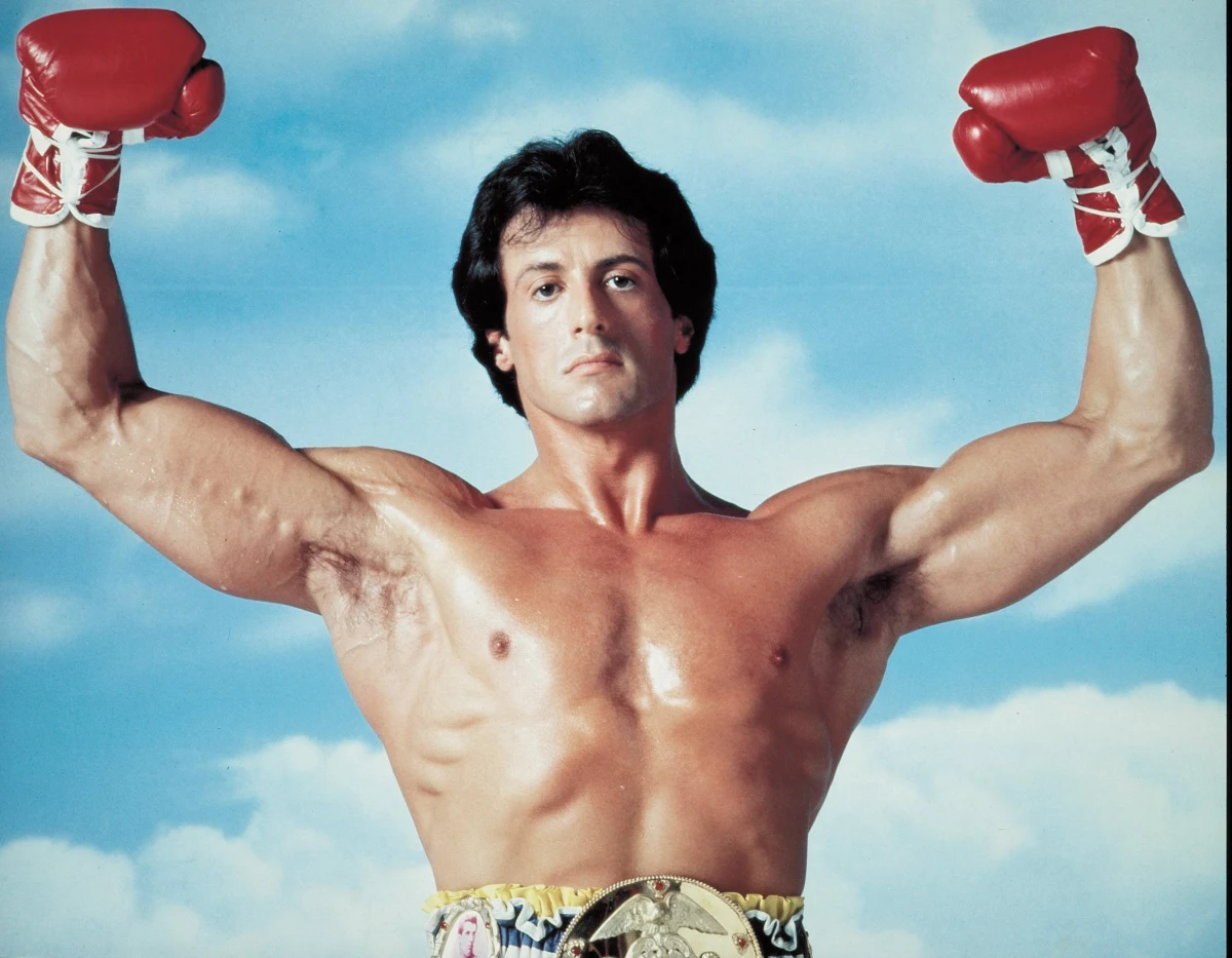 Sylvester Stallone znany jest z wielu produkcji, ale to seria o Rockym Balboa - obok filmów o Rambo - przyniosła mu największą sławę. Aktor postanowił poszerzyć kultową historię boksera-amatora w formie serialu. Prace nad już produkcją trwają, a gwiazdor pochwalił się pierwszymi efektami w mediach społecznościowych. 