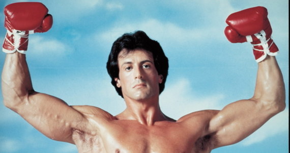 Sylvester Stallone znany jest z wielu produkcji, ale to seria o Rockym Balboa - obok filmów o Rambo - przyniosła mu największą sławę. Aktor postanowił poszerzyć kultową historię boksera-amatora w formie serialu. Prace nad już produkcją trwają, a gwiazdor pochwalił się pierwszymi efektami w mediach społecznościowych. 
