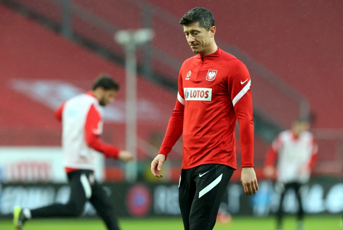 Robert Lewandowski nie zagra przez około cztery tygodnie - podał jego klub Bayern Monachium. Badania wykazały u piłkarza naciągnięcie więzadła w prawym kolanie. Kapitan reprezentacji Polski opuścił zgrupowanie kadry i wrócił do Niemiec po zakończonym z kontuzją meczu z Andorą.