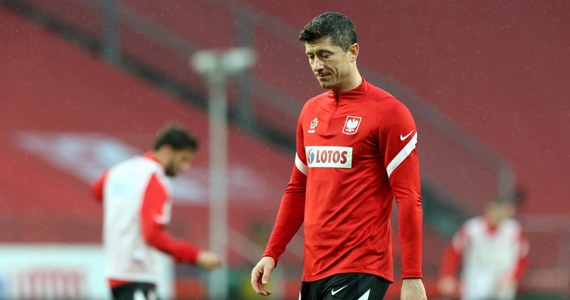 Robert Lewandowski nie zagra przez około cztery tygodnie - podał jego klub Bayern Monachium. Badania wykazały u piłkarza naciągnięcie więzadła w prawym kolanie. Kapitan reprezentacji Polski opuścił zgrupowanie kadry i wrócił do Niemiec po zakończonym z kontuzją meczu z Andorą.