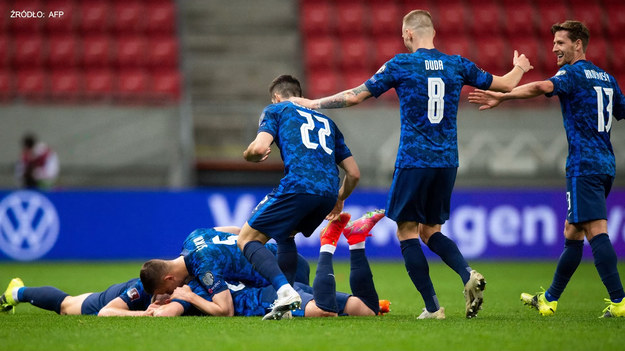 Pierwszy grupowy rywal Polaków na Euro 2020 odniósł pierwsze zwycięstwo w eliminacjach MŚ 2022. W meczu grupy H Słowacja pokonała Rosję 2-1. W zwycięskiej ekipie cały mecz rozegrali bramkarz Lechii Gdańsk Duszan Kuciak i obrońca Lecha Poznań Lubomir Szatka.
Dla Rosjan była to pierwsza porażka. Do tej pory mieli komplet punktów. Teraz z sześcioma "oczkami" nadal są liderem grupy, ale mają tyle samo punktów, co Chorwaci, którzy wygrali dziś z Maltą 2-0. Słowacy zajmują trzecie miejsce.
Bramki dzięki uprzejmości Polsat Sport