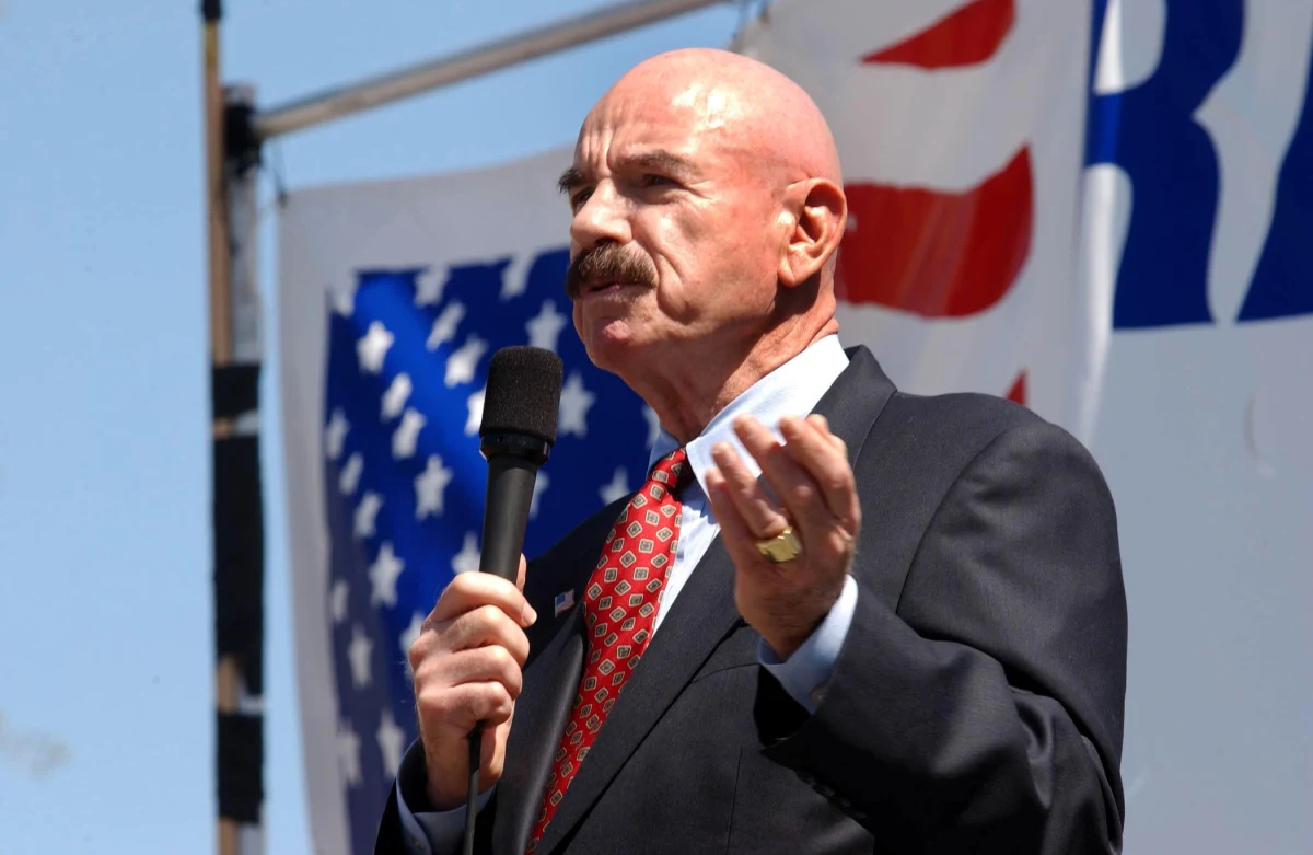 ​W wieku 90 lat zmarł we wtorek były agent FBI, prawnik, showman, aktor a przede wszystkim jedna z czołowych postaci w aferze Watergate z 1972 r., która w konsekwencji doprowadziła do ustąpienia prezydenta Richarda Nixona. O śmierci G. Gordona Liddy'ego poinformował dziennik "Washington Post".