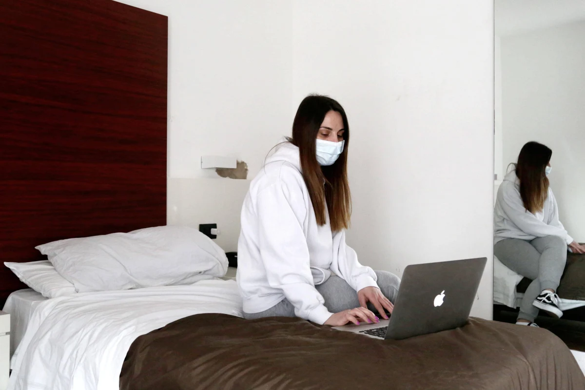 Kwarantanna nakładana na osoby, które miały bliski kontakt z osobą chorą na Covid-19 trwa 10 dni. Termin liczy się od dnia następującego po kontakcie, pod warunkiem, że nie wystąpiły w tym czasie objawy zakażenia - podkreślił rzecznik Głównego Inspektora Sanitarnego, Jan Bondar.
