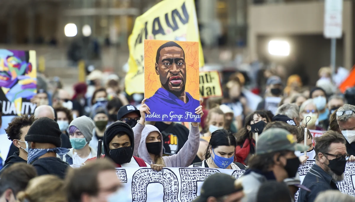 Sześcioro świadków składało we wtorek obciążające zeznania w procesie policjanta z Minneapolis Dereka Chauvina oskarżonego o zabicie Afroamerykanina George’a Floyda. Niektórzy nagrali fragmenty zdarzenia swoimi telefonami.