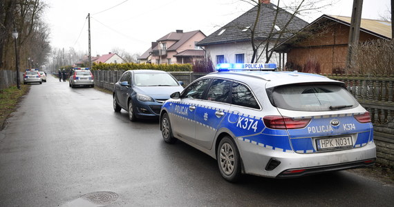 ​Prokuratura Okręgowa w Tarnobrzegu wszczęła śledztwo w sprawie wczorajszej rodzinnej tragedii w Kopkach koło Rudnika nad Sanem na Podkarpaciu. 41-letnia matka zabiła dwójkę swoich dzieci: 5-latka i 6-latkę, po czym popełniła samobójstwo.