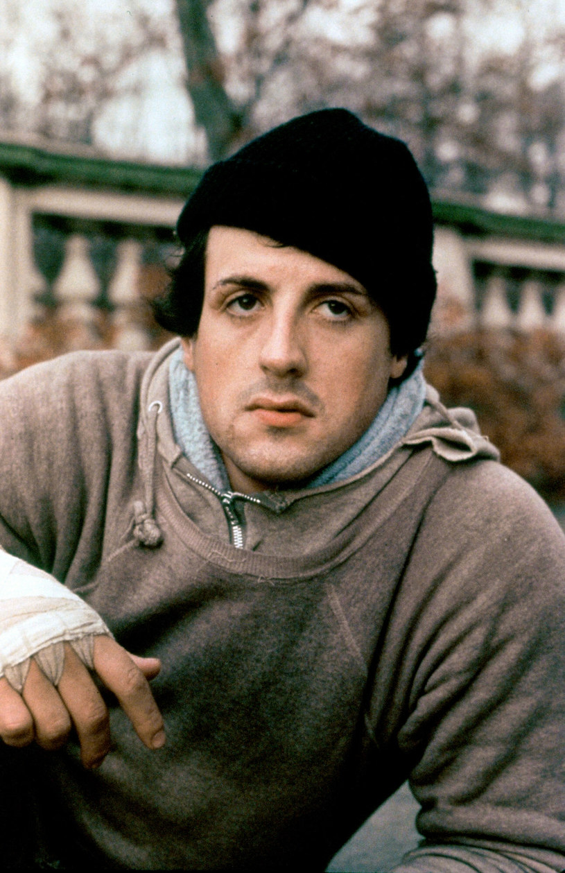 Tytułowa rola w filmie "Rocky", do którego napisał scenariusz, przyniosła Sylvestrowi Stallone'owi międzynarodową sławę i była początkiem jego wielkiej kariery filmowej. Aktor w kolejnych latach wracał do tej postaci w następnych filmach serii, a także w jej spin-offie zatytułowanym "Creed". Jest szansa na to, że trzecia część "Creeda" i nowa, rozszerzona wersja "Rocky'ego IV" nie będą jedynymi nowymi projektami związanymi z filmem z 1976 roku. Sylvester Stallone wyjawił bowiem, że rozpoczął pisanie serialowego prequela swojego hitu.