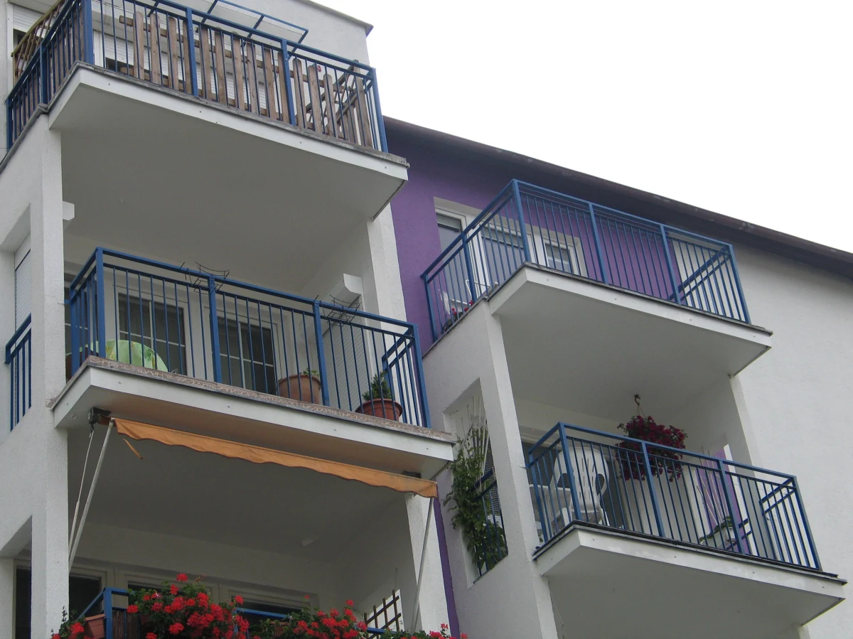 Do nietypowej akcji wezwano wczoraj służby ratunkowe z Biłgoraju. Na balkonie utknęło tam dwoje dorosłych. Jak się okazało, drzwi zatrzasnęło im dwuletnie dziecko. 