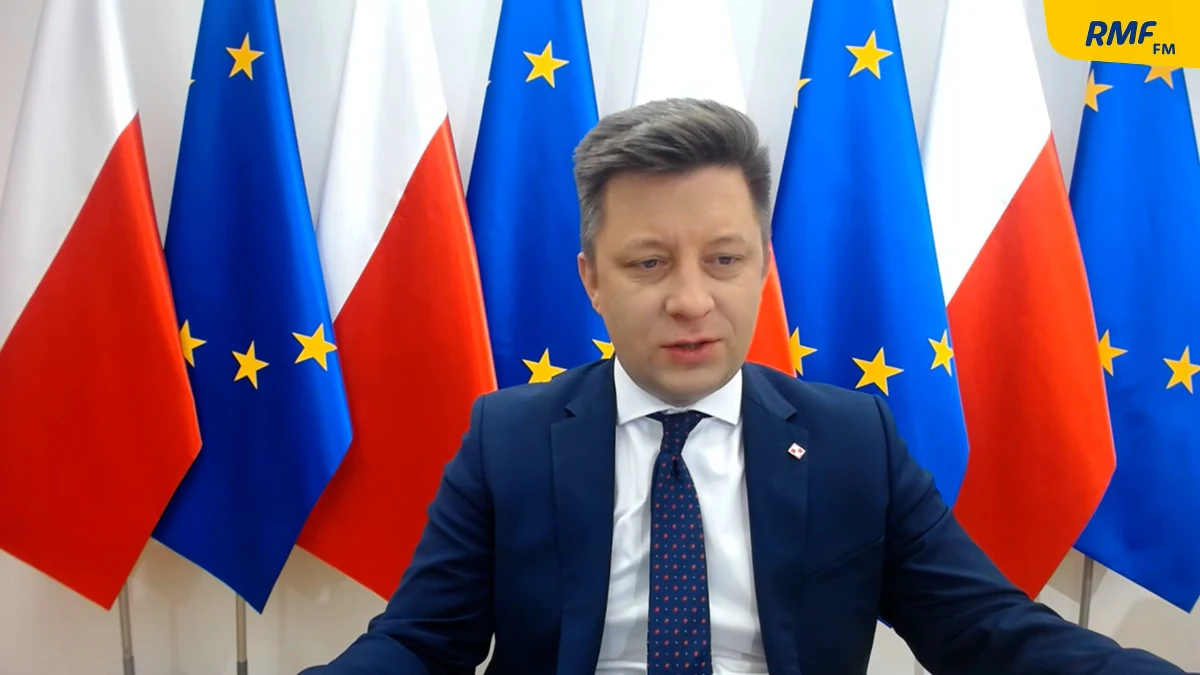 „W tej chwili mamy rejestrację otwartą dla wszystkich osób powyżej 60. roku życia. W systemie centralnej rejestracji zarejestrowanych jest łącznie około 11 milionów osób, z tego wolnych terminów do szczepień do końca maja jest około 1,8 mln. W ostatnich dwóch dniach ta rejestracja zwolniła, dlatego zdecydowaliśmy się uruchomić zapisy dla osób, które w styczniu zgłosiły gotowość do rejestracji. I zostały dziś w nocy wyznaczone skierowania dla osób od 40. do 60. roku życia” – mówił w Porannej rozmowie w RMF FM szef Kancelarii Prezesa Rady Ministrów Michał Dworczyk. „Dzisiaj od rana te osoby dostają smsy i telefony z propozycją umówienia się na konkretny termin” – dodał. 