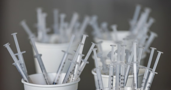 Amerykański koncern Pfizer Inc. i jego niemiecki partner BioNTech poinformował, że testy dowiodły, iż ich szczepionka na Covid-19 jest skuteczna i bezpieczna dla dzieci w wieku 12-16 lat. W najbliższych tygodniach firmy wystąpią o jej dopuszczenie na rynek USA.