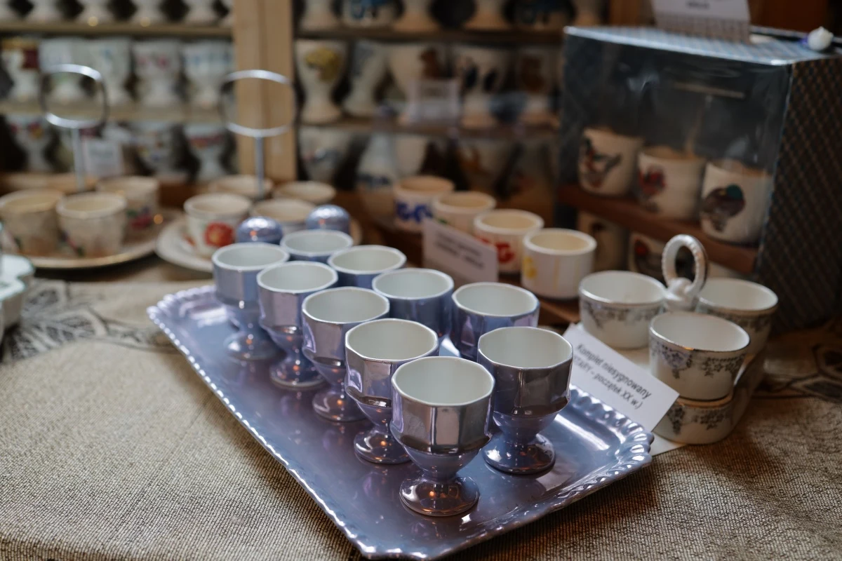 Galeria 5 tysięcy jajeczników to niezwykła kolekcja zgromadzona przez Danutę Leszczyńską, mieszkankę podskierniewickiej miejscowości w Łódzkiem. Kieliszki z delikatnej porcelany, ceramiczne, szklane i drewniane, pojedyncze i tworzące serie. Po prostu – kieliszkowy zawrót głowy!