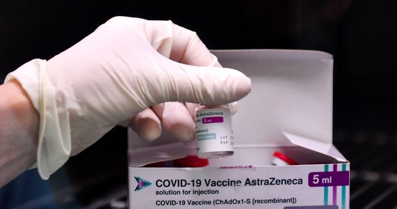 Brytyjsko-szwedzki koncern farmaceutyczny AstraZeneca zmienił rynkową nazwę swojej szczepionki na Covid-19. Odtąd nazywa się ona Vaxzevria. Krok został zaakceptowany przez Europejską Agencję Leków (EMA).