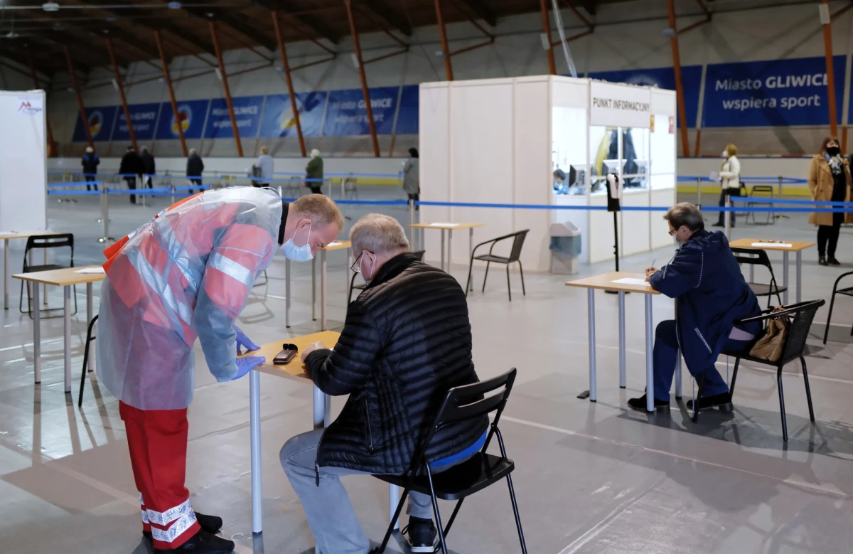 Dwie opcje są na stole: dalsze zapisy na szczepienia przeciw Covid-19 rocznikami i otwarcie zapisów dla wszystkich chętnych; która zostanie wybrana po zapisach rocznika 1973, jeszcze nie wiemy - powiedział w rozmowie z Onetem prezes Rządowej Agencji Rezerw Strategicznych Michał Kuczmierowski.