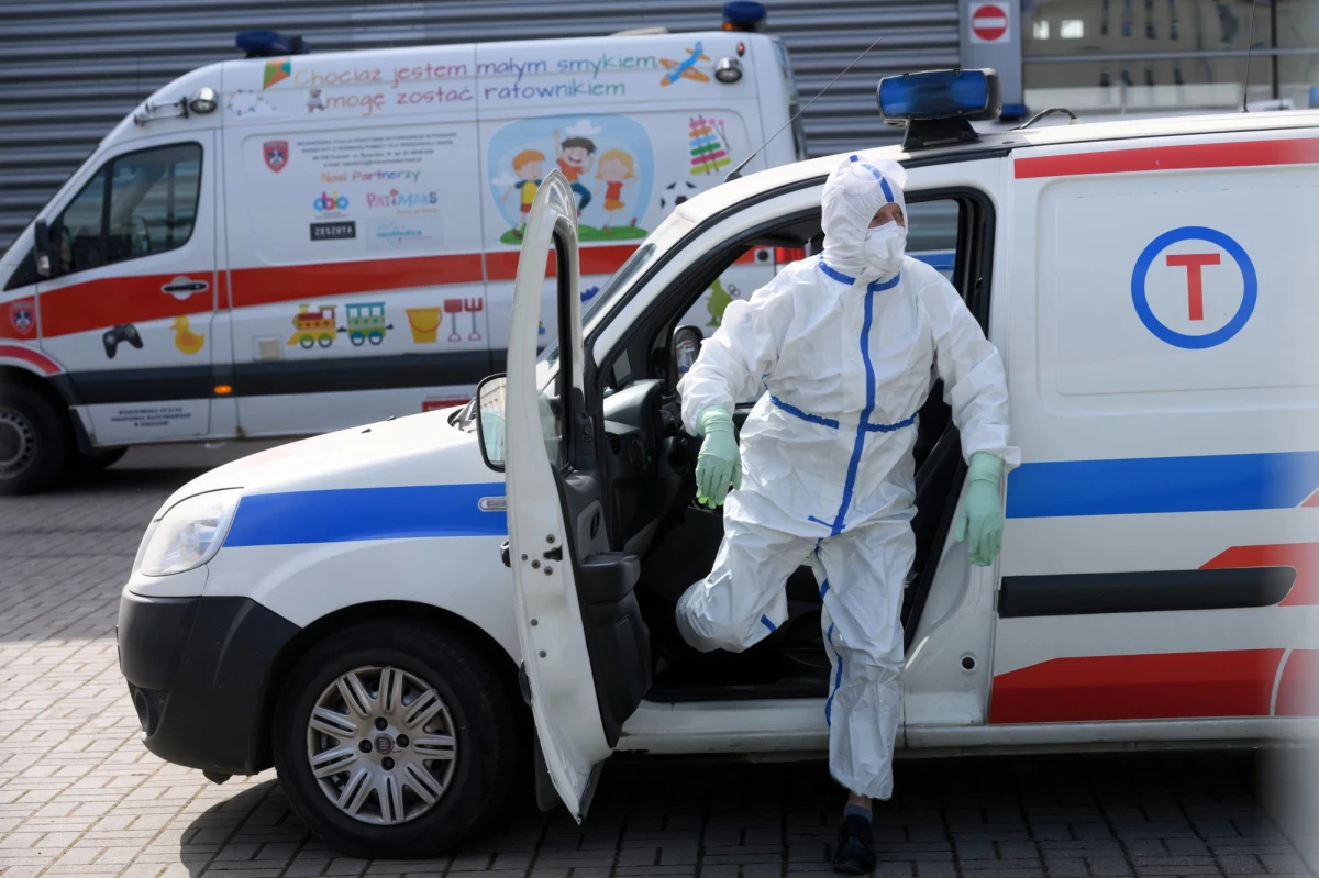 Po świętach wielkanocnych przy zwalczaniu epidemii zaczną pracować studenci uczelni medycznych - dowiedział się nasz reporter. Jak informowaliśmy, Ministerstwo Zdrowia na początku tygodnia zwróciło się do władz uczelni w całym kraju z apelem, aby studenci zgłaszali się do pracy w szpitalach covidowych. 