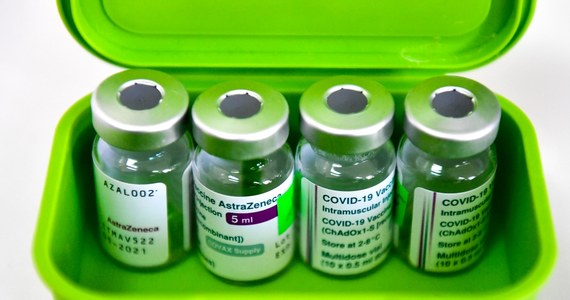 Eksperci próbujący ustalić, czy istnieje związek między zaszczepieniem preparatem na Covid-19 firmy AstraZeneca a zakrzepami krwi, nie zidentyfikowali konkretnych czynników ryzyka, takich jak np. wiek pacjentów - poinformowała Europejska Agencja Leków (EMA).