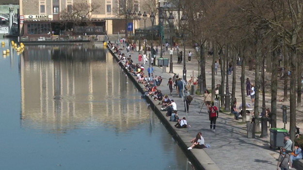 Na brzegach kanału Saint-Martin w La Villette, Paryżanie cieszą się słońcem i piękną wiosenną pogodą.