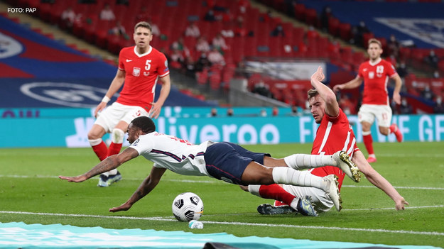 Przespana pierwsza połowa i gapiostwo po rzucie rożnym kosztowały reprezentację Polski porażkę 1-2 na Wembley z Anglią, choć jeszcze na pięć minut przed końcem cieszyliśmy się z remisu po trafieniu Jakuba Modera. Nikła porażka zespołu, który grał bez lidera Roberta Lewandowskiego nie jest hańbą, ale przeszła nam koło nosa okazja na powtórzenie sukcesu z 1973 r., jakim był remis Orłów Górskiego 1-1.

