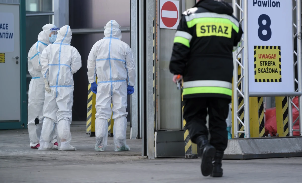 Na początku pandemii Covid-19, kiedy było po kilkaset przypadków zakażeń dziennie, można było mówić o ogniskach epidemii i je neutralizować. Teraz, kiedy zakażeń jest znacznie więcej, o ogniskach mówić już nie ma sensu - zauważa w rozmowie z PAP dr Franciszek Rakowski z ICM UW.