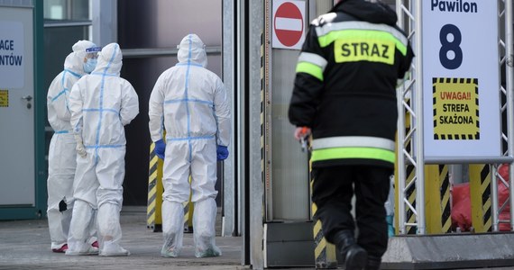 Na początku pandemii Covid-19, kiedy było po kilkaset przypadków zakażeń dziennie, można było mówić o ogniskach epidemii i je neutralizować. Teraz, kiedy zakażeń jest znacznie więcej, o ogniskach mówić już nie ma sensu - zauważa w rozmowie z PAP dr Franciszek Rakowski z ICM UW.