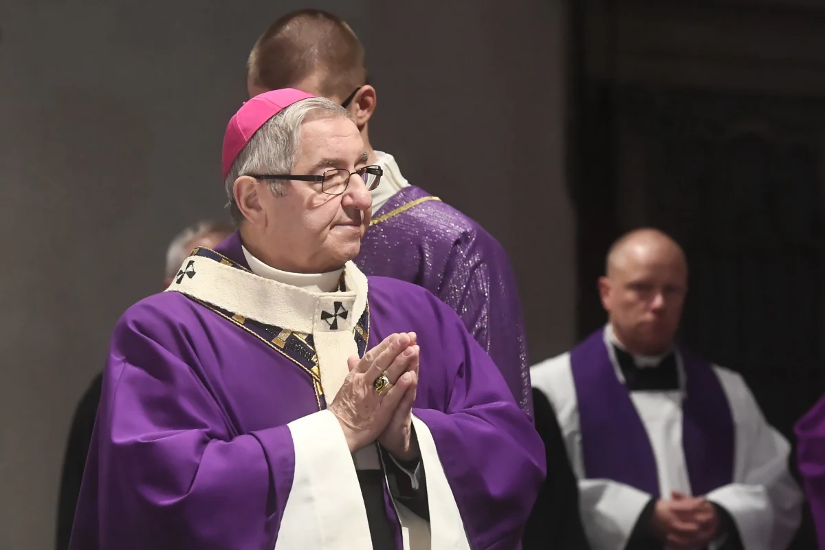 Czy arcybiskup Sławoj Leszek Głódź, ukarany przez Stolicę Apostolską w związku z zaniedbaniami ws. nadużyć seksualnych popełnianych przez duchownych, straci państwowe odznaczenia? "Postaram się w najbliższym czasie zgromadzić odpowiednie materiały w tej sprawie. Na pewno zwrócimy się też o materiały do Nuncjatury Apostolskiej oraz do prokuratury" - zapowiedział w rozmowie z Onetem sędzia Wiesław Johann, Kanclerz Kapituły Orderu Odrodzenia Polski, którego kawalerem jest Głódź. "Daję słowo honoru, że zostanie to zbadane" - dodał. Zapewnił jednocześnie, że ostateczna decyzja będzie należeć do prezydenta. 