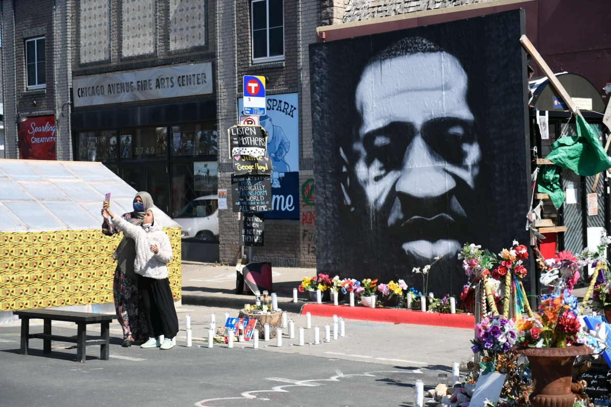 Poruszające zeznania świadków i nagrania m.in. z kamer policjantów: tak wyglądała kolejna rozprawa w procesie byłego policjanta Dereka Chauvina, oskarżonego o zabicie w czasie brutalnej interwencji Afroamerykanina George'a Floyda. Świadek tragicznych wydarzeń zeznał przed sądem w Minneapolis, że wołał w kierunku Floyda, że ten „nie może wygrać” z policją. Mówił, że czuł się „bezradny”. W czasie rozprawy pokazano także nagranie z kamery policjanta Thomasa Lane’a: kiedy Chauvin klęczał na szyi Floyda, a ten powtarzał, że nie może oddychać, Lane uznał to za dowód, że zatrzymywany nie ma problemów z mówieniem, i radził mu, by głęboko oddychał.