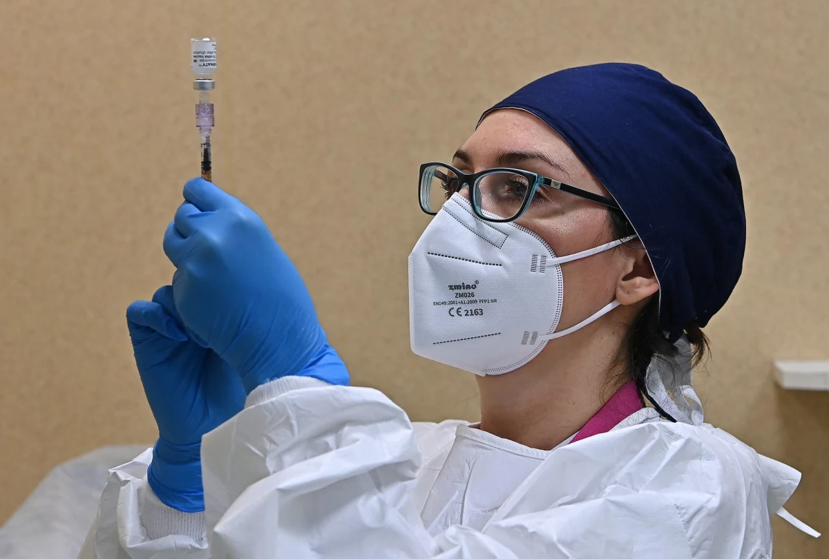 W połowie kwietnia pierwsi farmaceuci będą gotowi do podawania szczepionek przeciw Covid-19: to ustalenia dziennikarza RMF FM Mariusza Piekarskiego. Rząd, przypomnijmy, planuje, by szczepienia populacyjne odbywały się także właśnie w aptekach. Jak dowiedział się nasz reporter, na kursy przygotowujące do prowadzenia szczepień zapisał się co piąty farmaceuta w kraju.