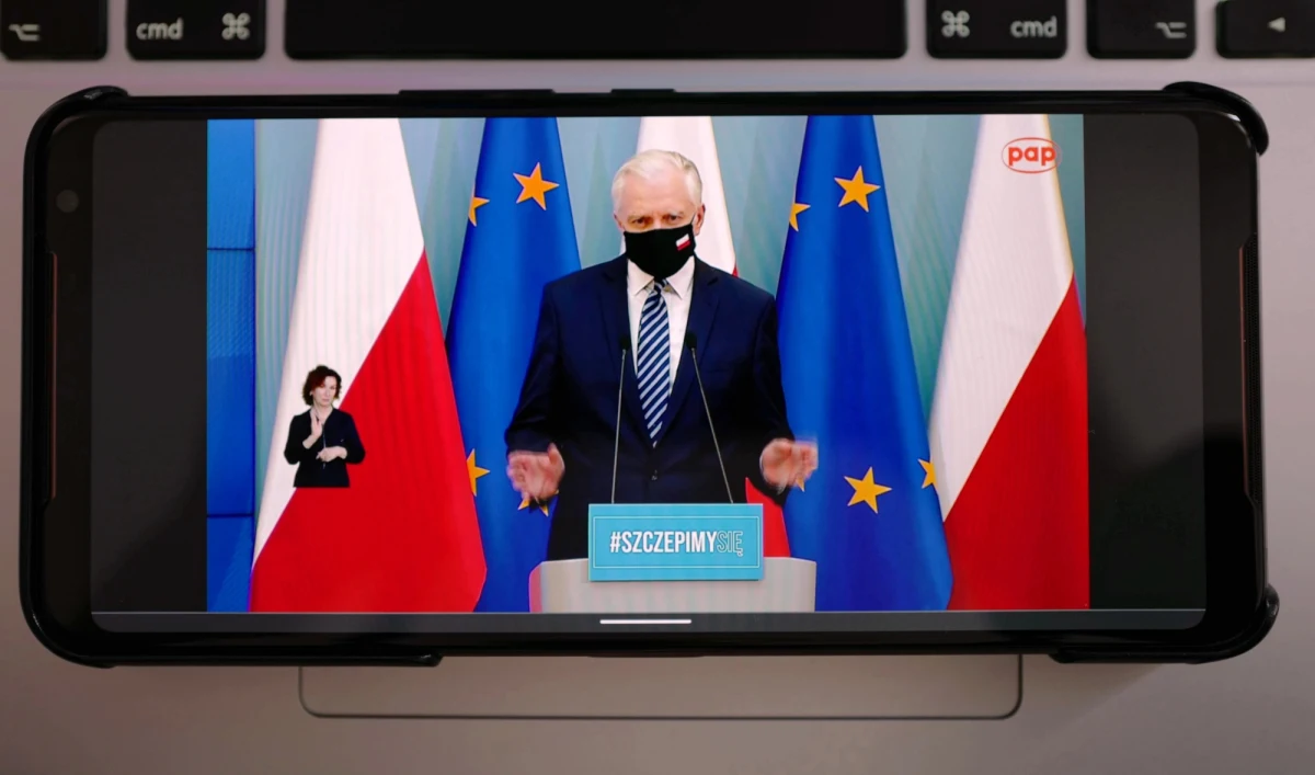 Kończymy prace nad dokumentem przemyślanej polityki migracyjnej. Będzie zawierał on pakiet instrumentów ułatwiający zatrudnianie cudzoziemców w branżach, w których brakuje polskich rąk do pracy - powiedział w czwartek wicepremier, minister rozwoju, pracy i technologii Jarosław Gowin.