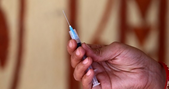 Kampania szczepień przeciwko Covid-19 w Europie przebiega niedopuszczalnie wolno i w obliczu największego od tygodni wzrostu infekcji trzeba ją przyspieszyć - alarmuje europejski oddział Światowej Organizacji Zdrowia (WHO) w wydanym w czwartek komunikacie.
