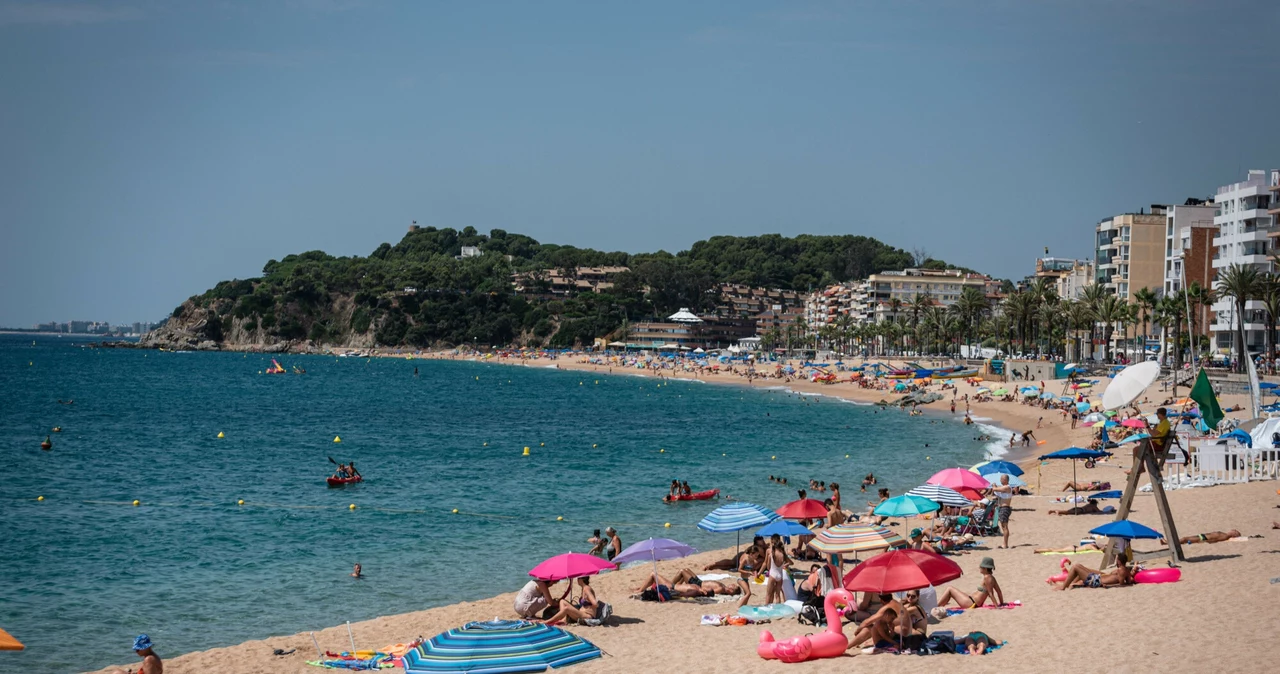 Hiszpanie nie chcą nosić maseczek na plaży