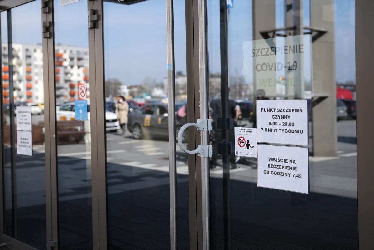 "Po świętach przedstawimy zasady i terminy szczepień w nowej formule, które będą się odbywać m.in. w zakładach pracy" - powiedział szef KPRM Michał Dworczyk. "Na razie zamiarem jest, by najpierw zostali zaszczepieni pracownicy największych firm, bo zależy nam na tempie szczepień"- dodał.