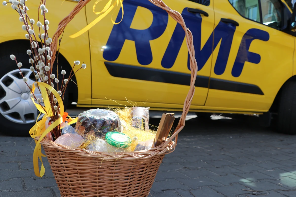 Tak, wiemy, te święta będą inne niż wszystkie... Mniej radosne, mniej beztroskie, z dala od najbliższych i dlatego w tym roku dziennikarze RMF FM znów wkraczają do akcji, by przywrócić Wam choć na chwile odrobinę uśmiechu i wiarę w to, że za moment nadejdą lepsze, pełne słońca dni!