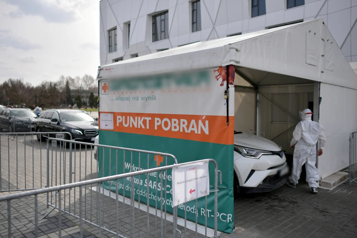 Rozszerzenie kręgu osób z zawodów medycznych uprawnionych do przeprowadzania badania kwalifikacyjnego do szczepienia przeciw Covid-19  zakłada nowelizacja ustawy, którą w czwartek wieczorem opublikowano w Dzienniku Ustaw.
