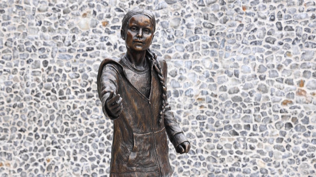 Posąg szwedzkiej działaczki na rzecz klimatu, Grety Thunberg, postawiono na kampusie Uniwersytetu Winchester w południowej Anglii, aby odzwierciedlić jej „zaangażowanie w zrównoważony rozwój i sprawiedliwość społeczną”. Brązowy posąg o wartości 24 tysięcy funtów wywołał oburzenie studentów.