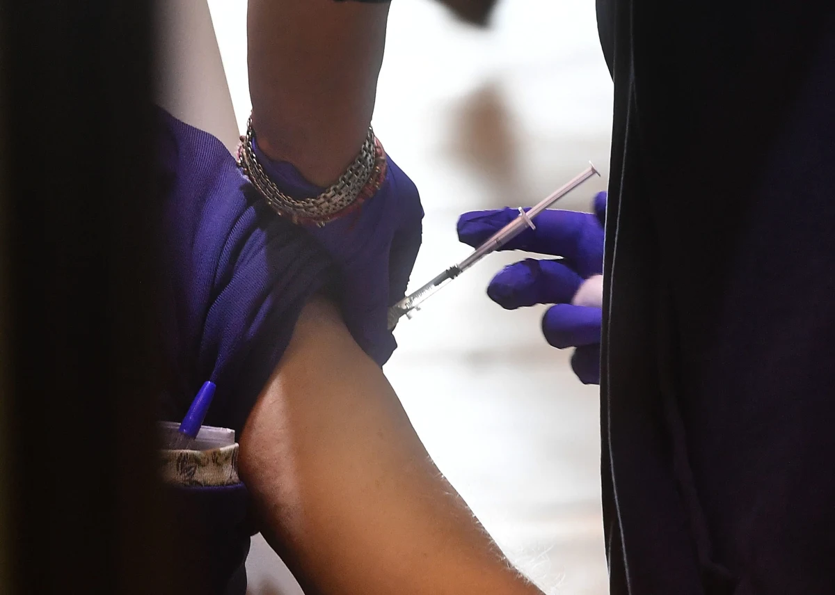 Wznowiona została e-rejestracja na szczepienia przeciw Covid-19, wstrzymana wczoraj po tym, jak niespodziewanie otwarto zapisy dla ludzi w wieku 40-59 lat. Szef kancelarii premiera i pełnomocnik rządu ds. szczepień Michał Dworczyk wyjaśniał, że doszło do „jakiejś usterki” systemu. Ale w ciągu kilku godzin na szczepienie zapisało się ponad 130 tysięcy 40- i 50-latków. Teraz około 60 tysięcy z nich musi zmienić termin szczepienia.