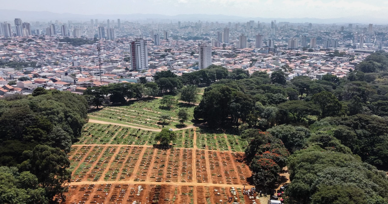 Cmentarz z ofiarami COVID-19 w Sao Paulo