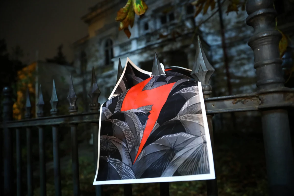 Do śródmiejskiego sądu rejonowego trafił akt oskarżenia przeciwko 26-letniej Dominice M., która w październiku ubiegłego roku napisała na zabytkowym budynku Ministerstwa Zdrowia w Warszawie "Aborcja bez granic" i namalowała błyskawicę - dowiedziała się PAP.