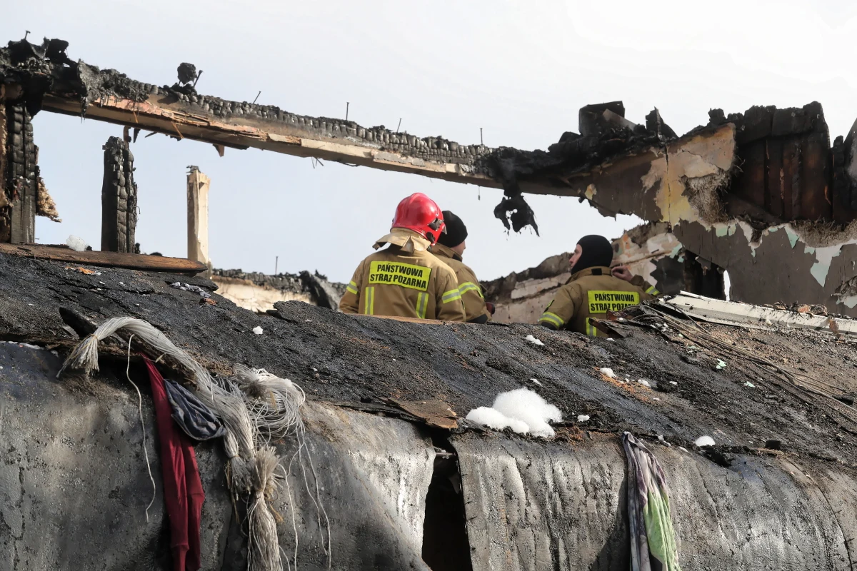 Starszy mężczyzna zginął w nocnym pożarze w Piątku (woj. łódzkie). Z budynku wielorodzinnego ewakuowano kilkunastu mieszkańców.
