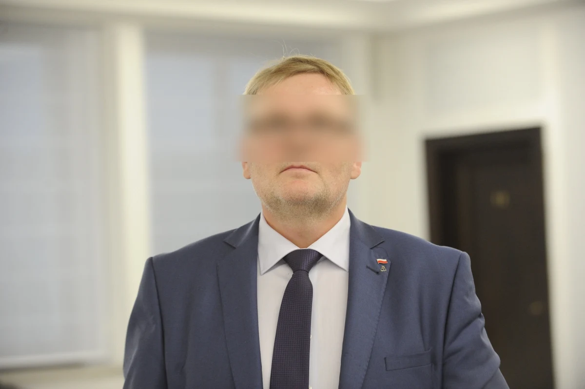Dziś przesłuchany w prokuraturze zostać ma były senator Waldemar B. Policja czeka na wyniki sekcji zwłok psa, znalezionego podczas przeszukań prowadzonych po zatrzymaniu. Pies, którego początkowo wskazał B. nie miał obrażeń wskazujących na to, że był wleczony za autem.
