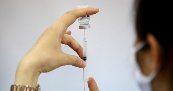 Niemiecka Stała Komisja ds. Szczepień (Stiko) zaleciła, by osobom poniżej 60. roku życia, które przyjęły pierwszą dawkę preparatu przeciw Covid-19 firmy AstraZeneca, w ramach drugiej dawki podawano szczepionkę firm BioNTech/Pfizer lub Moderny.