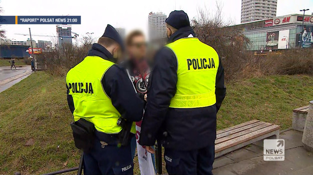 Za nieprzestrzeganie obostrzeń policja ukarała dotąd blisko 415 tysięcy osób. Większość mandatów dotyczyła braku maseczki i zachowania dystansu społecznego czy złamania zasad kwarantanny.

Program "Raport" w Polsat News codziennie, od poniedziałku do piątku o 21:00.