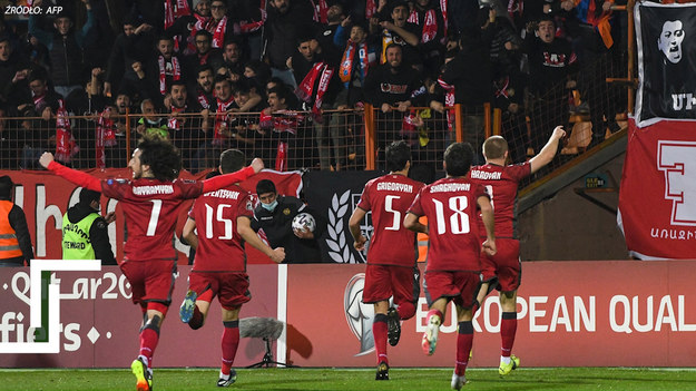 Armenia sprawiła nie lada niespodziankę, pokonując 3-2 Rumunię i strzelając decydujące gole w ostatnich minutach gry. Ormianie po trzech kolejkach mają na koncie komplet punktów.